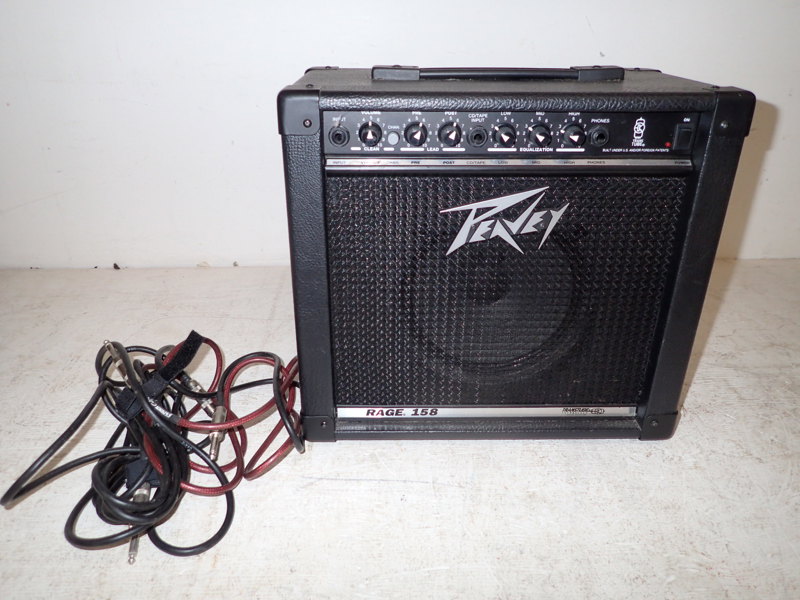 Förstärkare "Peavey" med gitarrkablar