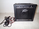 Förstärkare "Peavey" med gitarrkablar