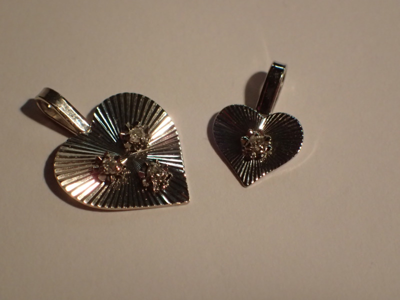 2 hängen i vitguld 18k med 4 små diamanter