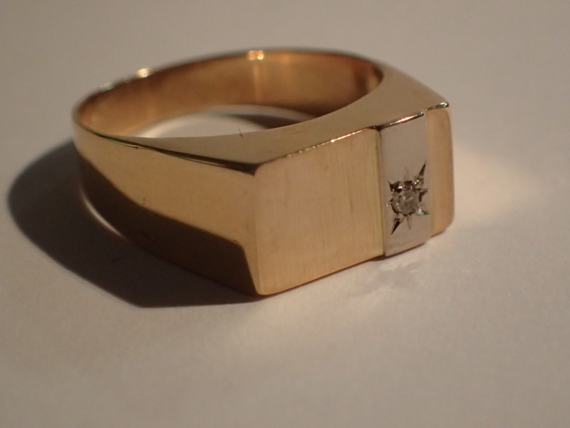 Ring 18k med diamant ,002 vikt:3,2gr