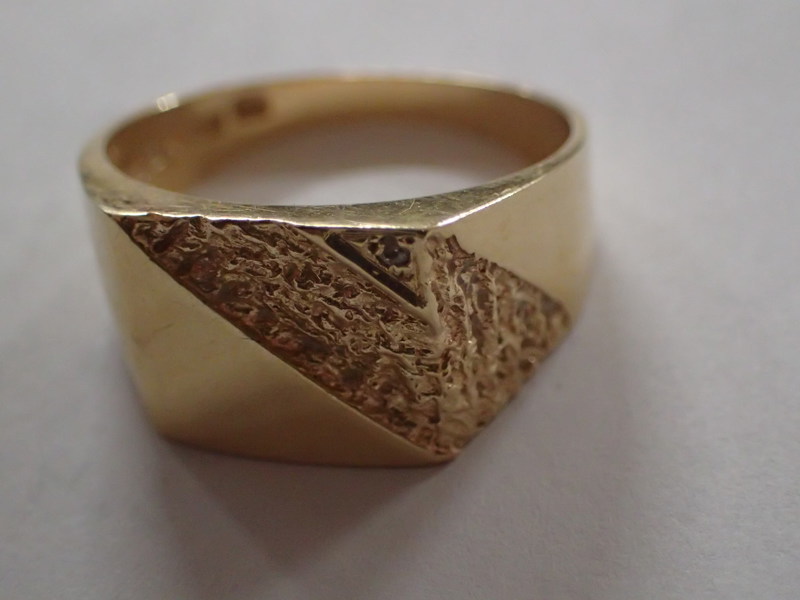 Ring 18k med liten diamant 001 vikt:6,7gr