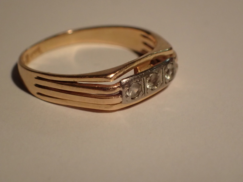 Ring 18k med 3 stenar vikt:3,4gr