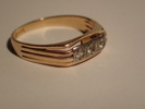 Ring 18k med 3 stenar vikt:3,4gr