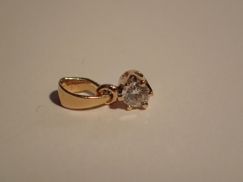 Hänge 18k med diamant vikt:1,5gr
