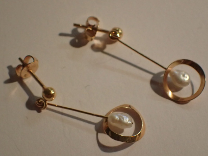 Örhängen 18k med pärlor vikt:1gr