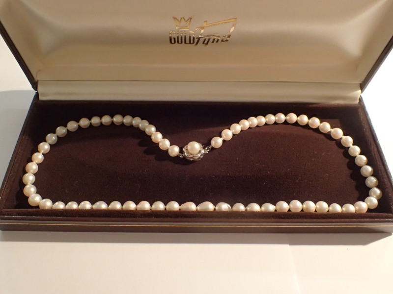 Pärlhalsband med odlade pärlor o silverlås