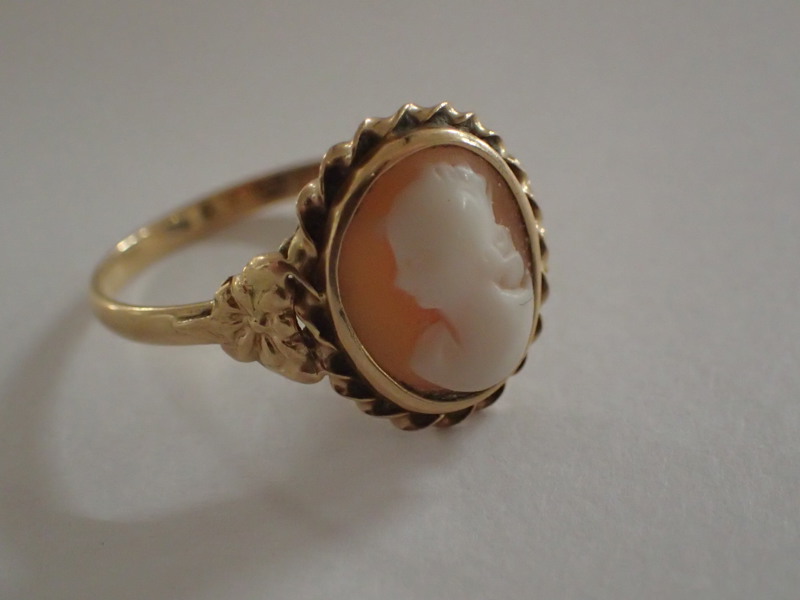 Ring 18k med kamé  vikt:2,4gr