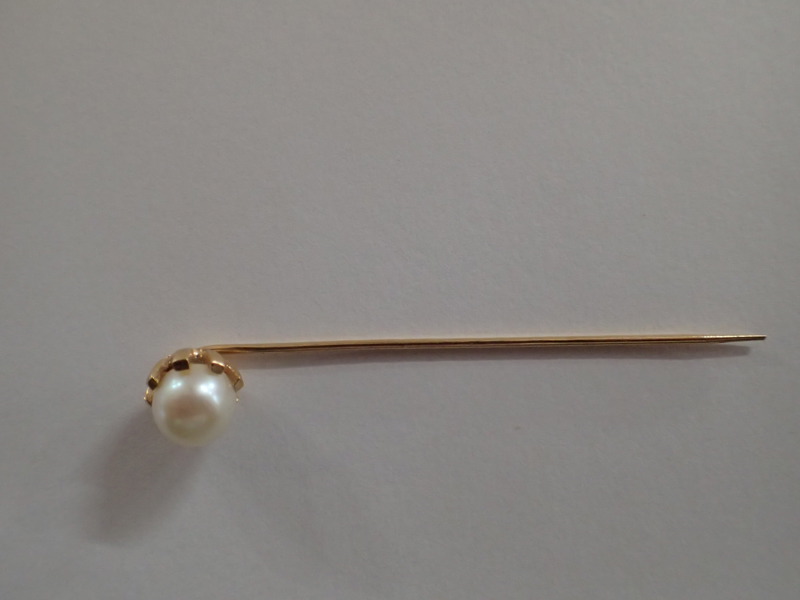 Nål 18k med odlad pärla   vikt:2gr