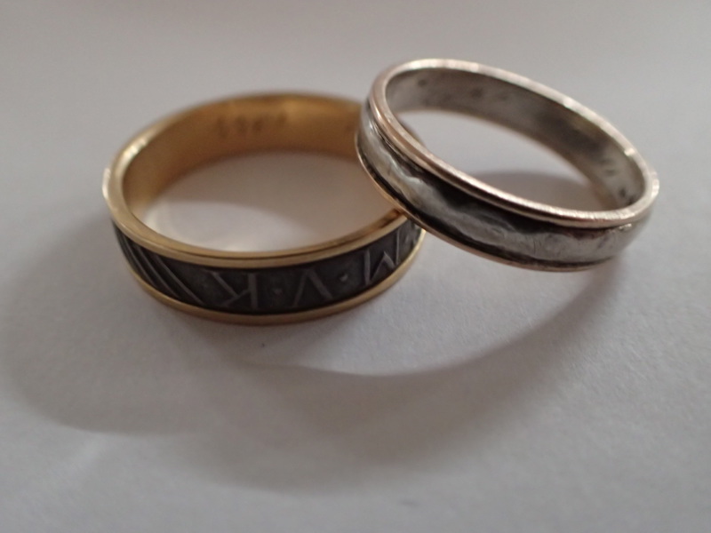 2st ringar 18k med annan metallinläggning