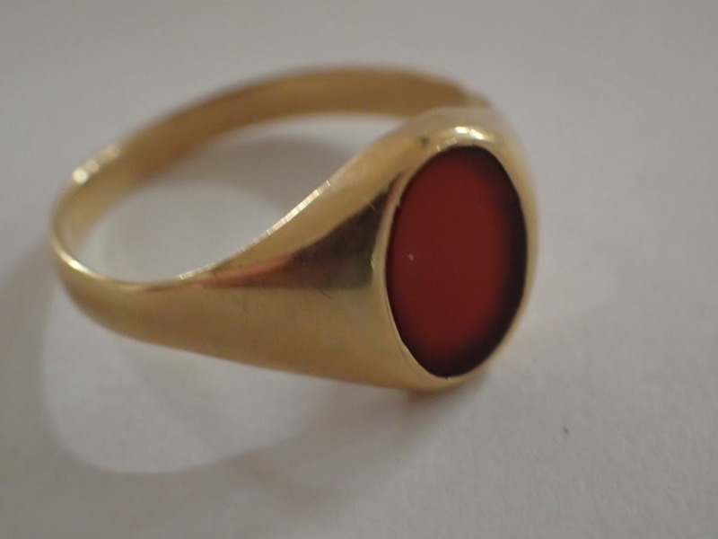 Ring 18k med röd sten     vikt:2,2gr