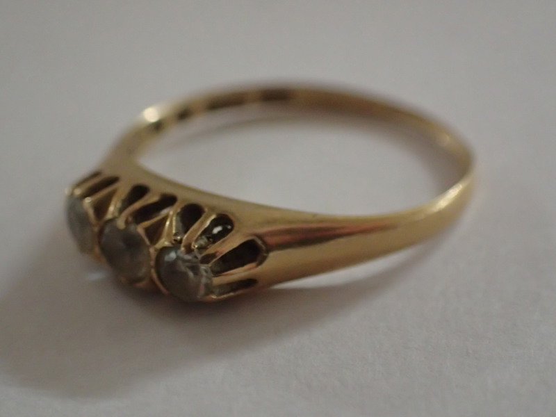 Ring 18k med 3 stenar    vikt:2,1gr