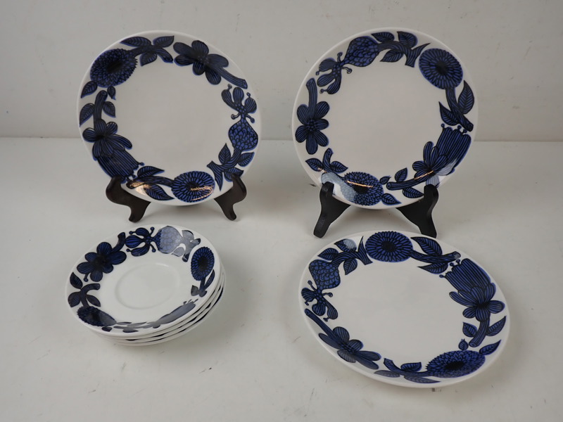 3 st ASSIETTER + 4 st KAFFEFAT "Blå Aster" Gustavsberg