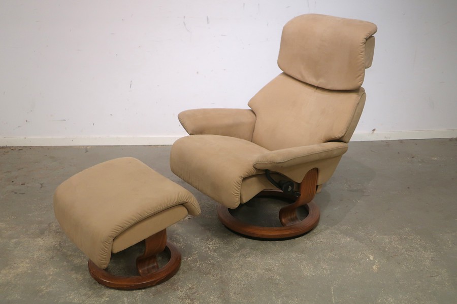 FÅTÖLJ MED FOTPALL