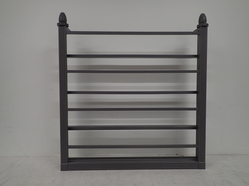 Tallrikshylla i Gust.Stil