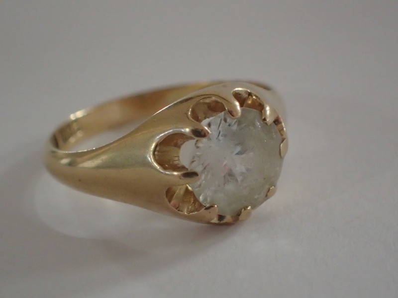 Ring 18k med sten    Vikt:4,3gr