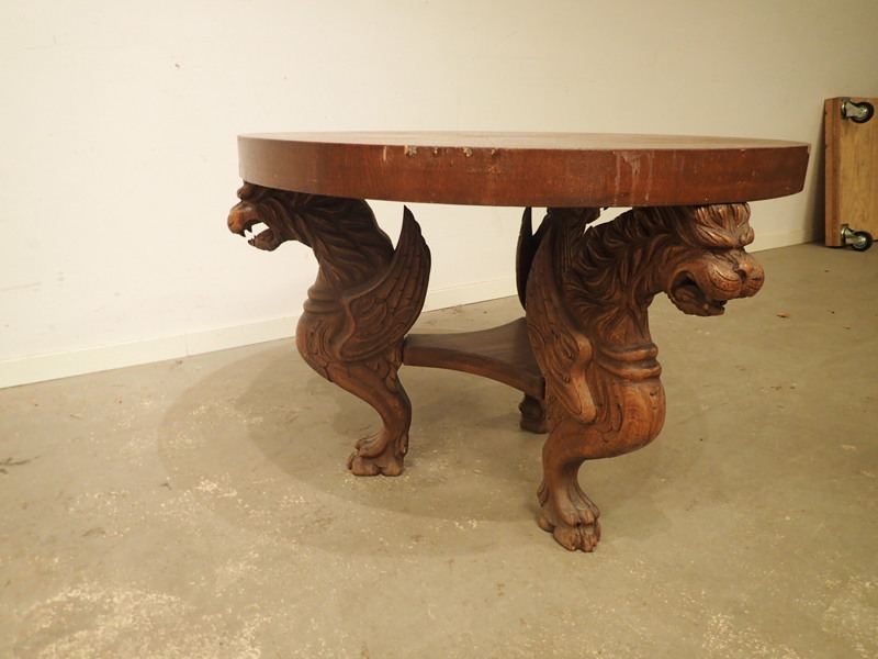 Runt bord med trevligt underrede