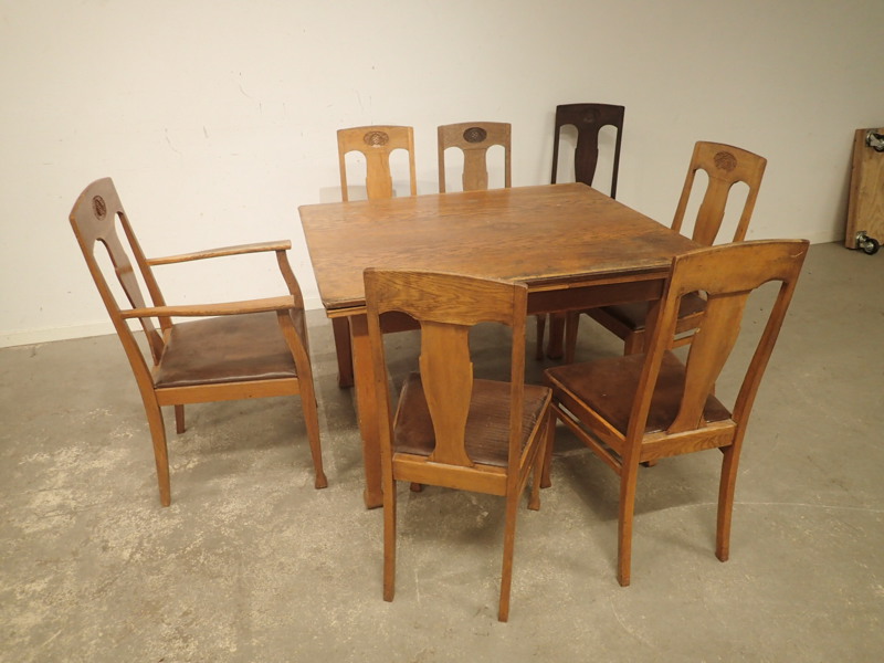 Matgrupp: Bord med utdragsskivor o 7stolar