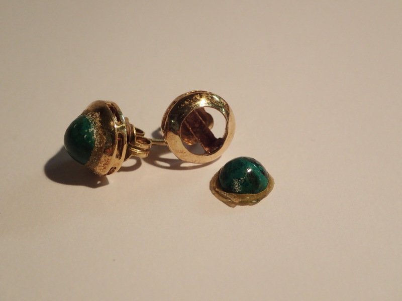 2 örhängen 18k med grön   vikt:2gr
