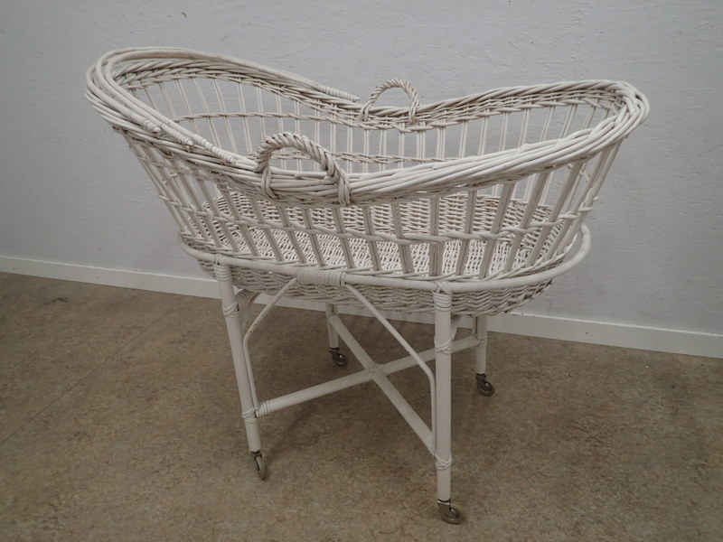 Korg i ställning (barnsäng)