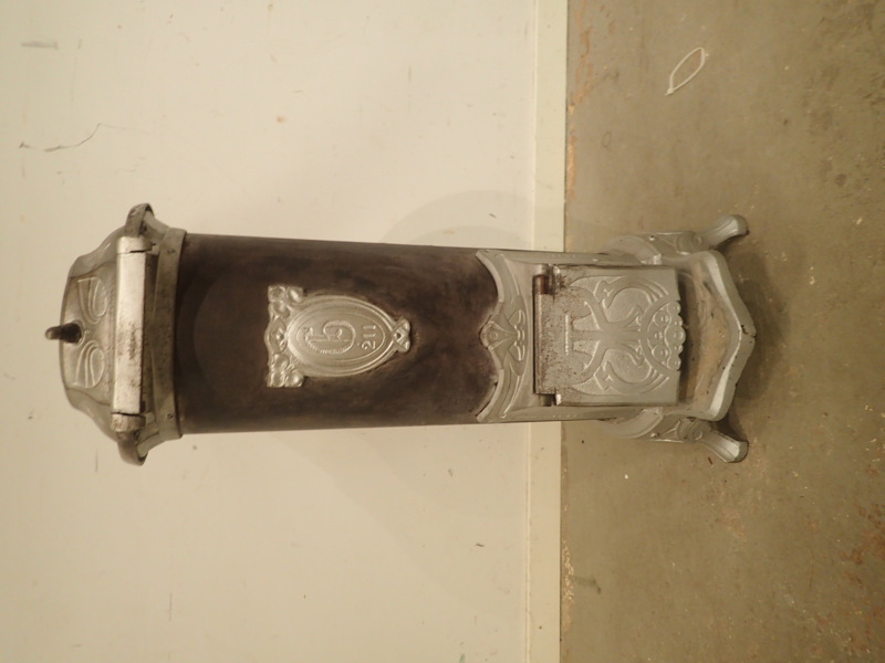 Gammal Järnkamin märkt G