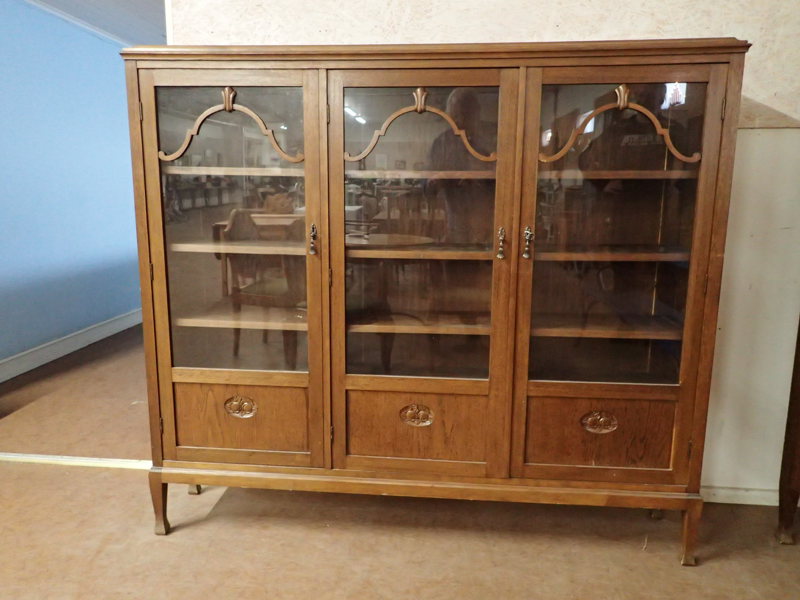 Ekfanerat Vitrinskåp