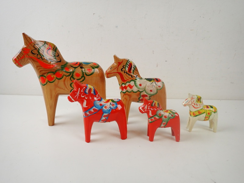 5 st MÅLADE TRÄHÄSTAR