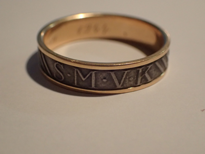 Ring 18k med annan metallinläggning