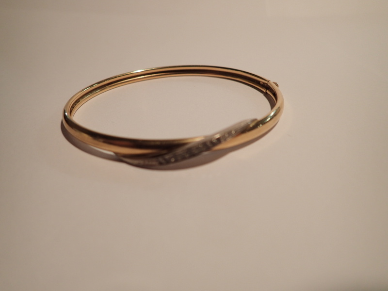 Armring 18k med 9st små diamanter