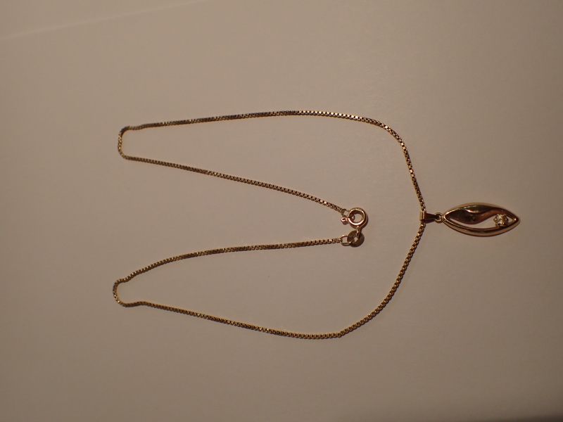 Halskedja 18k ,hänge med liten diamant