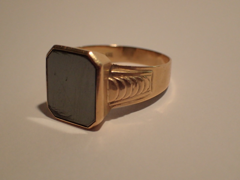 Ring 18k med mörk sten     Vikt:5,6gr