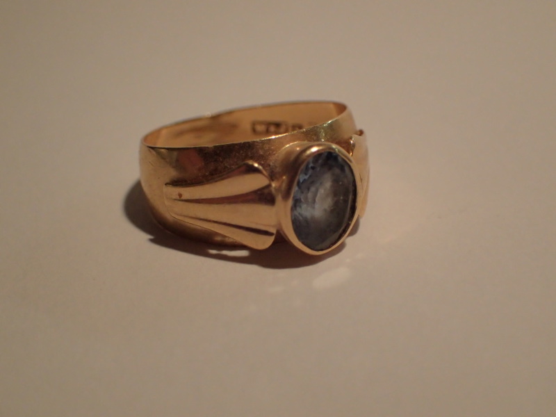 Ring 18k med blå sten   Vikt:2,3gr