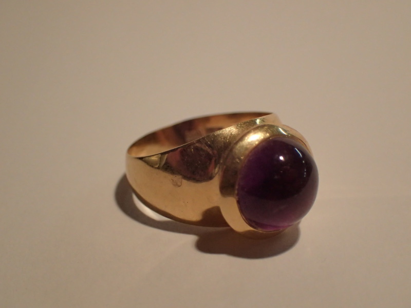 Ring 18k med lila sten   vikt:4,8gr