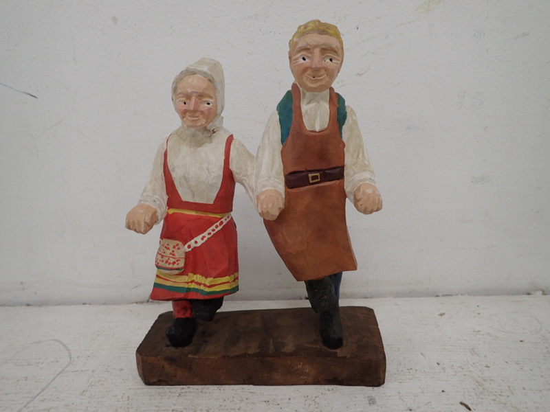 Träskuren figurin  Sign.HL     H:20cm