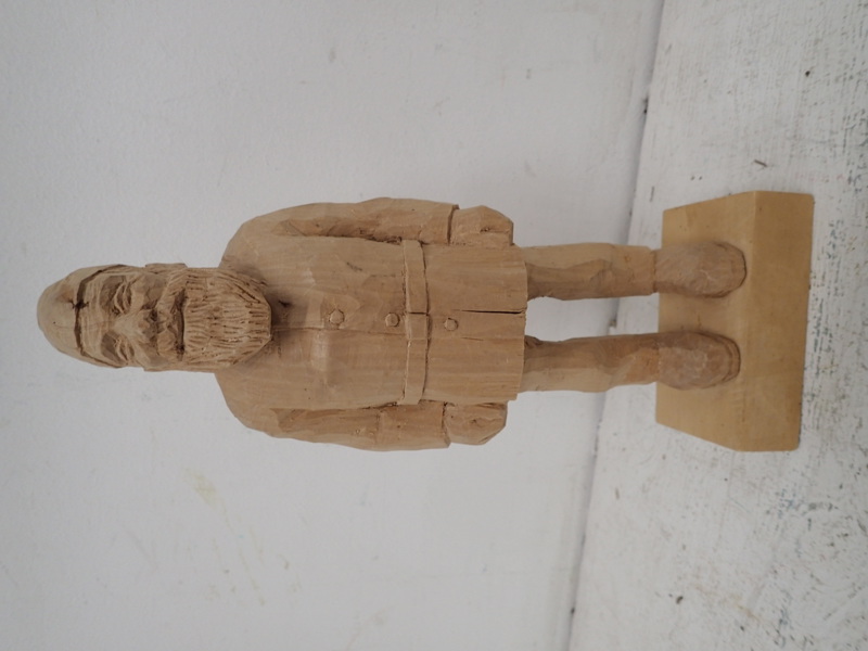 Träskuren figurin   Sign.Bertil Johlin