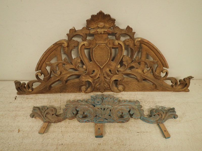 2st träskurna krön   L:76-104cm skador se bild