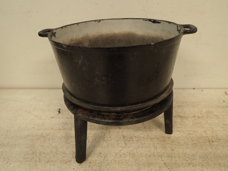 Järngryta på ställning     D:38cm