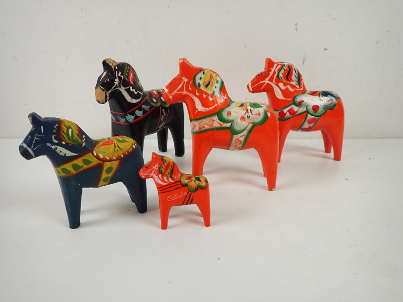 5 st MÅLADE TRÄHÄSTAR