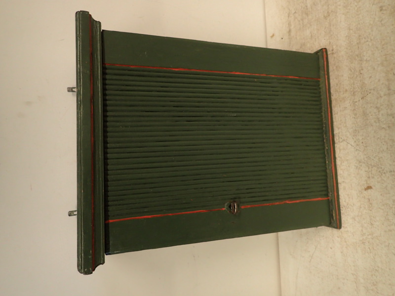 Målat skåp med räfflad dörr