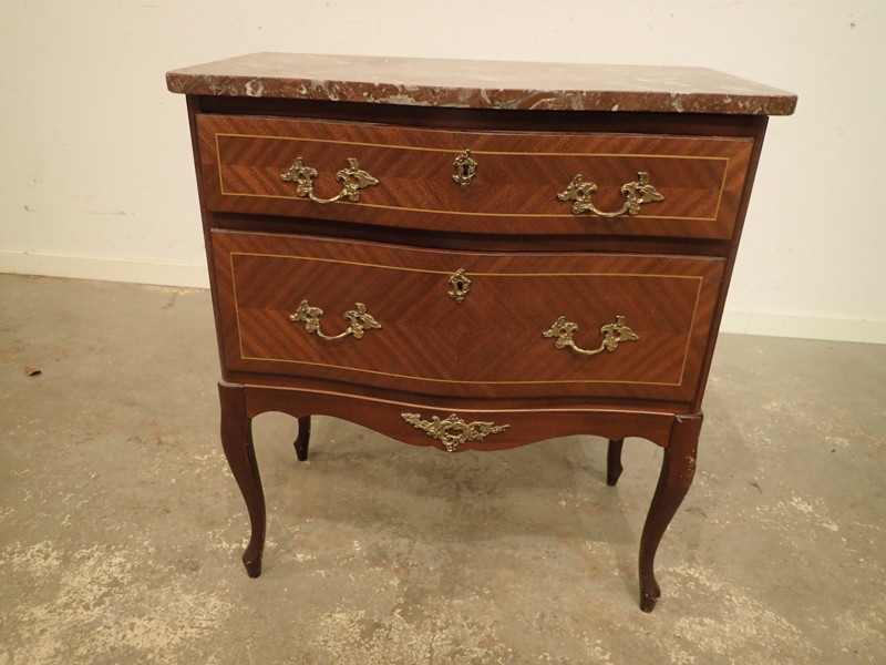 Fanerad stilbyrå med stenskiva