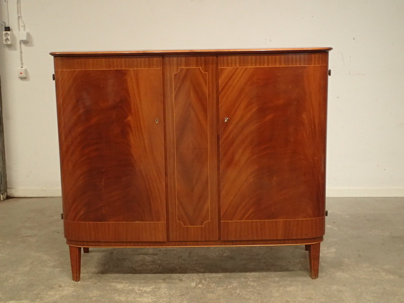 Mahognyfanerat linneskåp