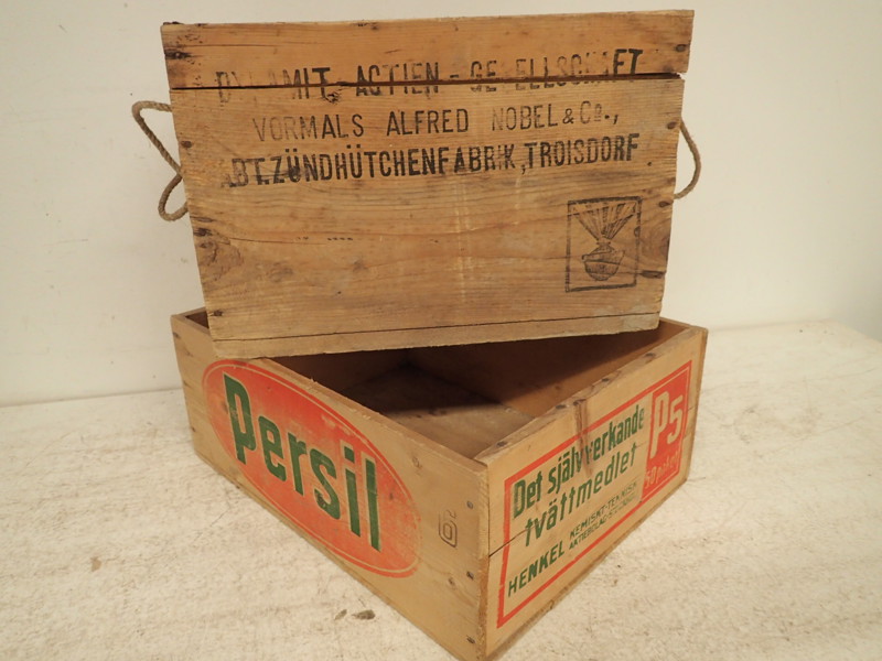 2 trälådor med tryck