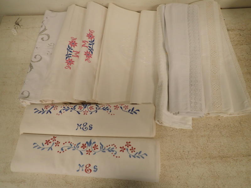 12 lakan med brodyr o spetsar