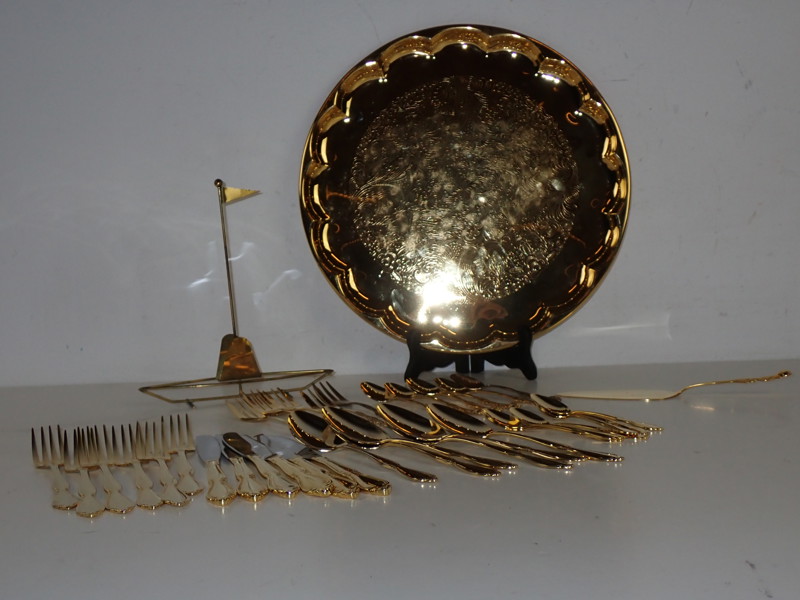 BRICKA + guldfärgade BESTICK m m