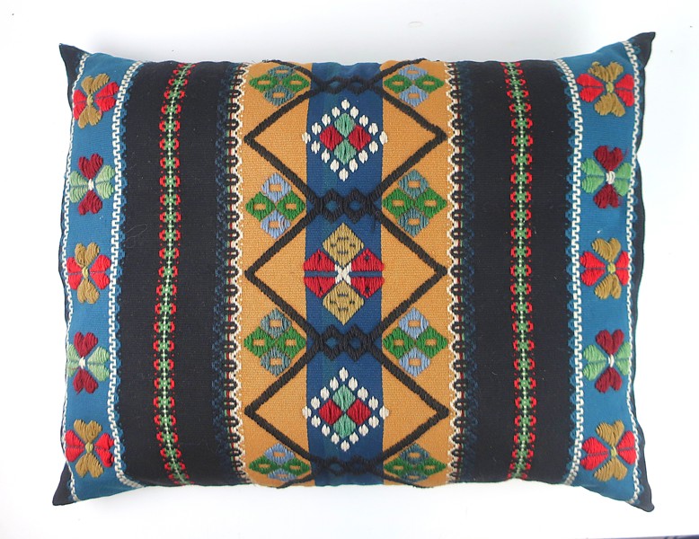 ÄLDRE BRODERAD KUDDE.