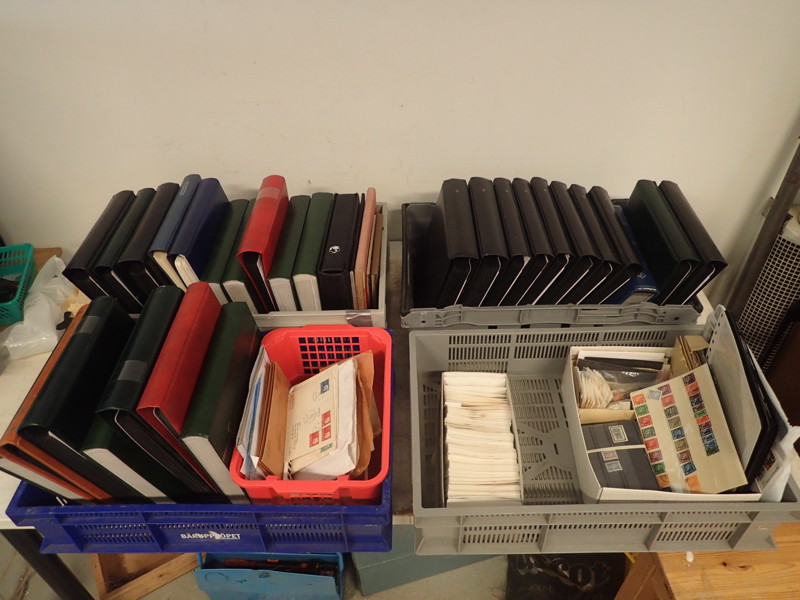 Parti med frimärken o album