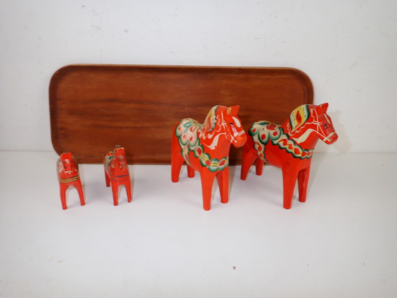 BRICKA med 4 st MÅLADE TRÄHÄSTAR