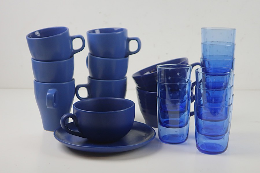 MUGGAR OCH GLAS I BLÅTT