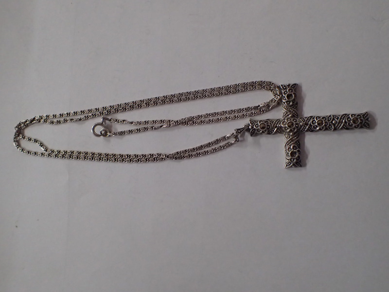 Halskedja med kors i silver