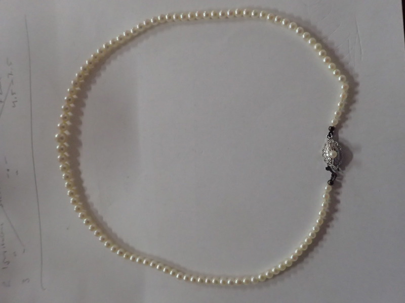 Halsband med odlade pärlor o silverlås