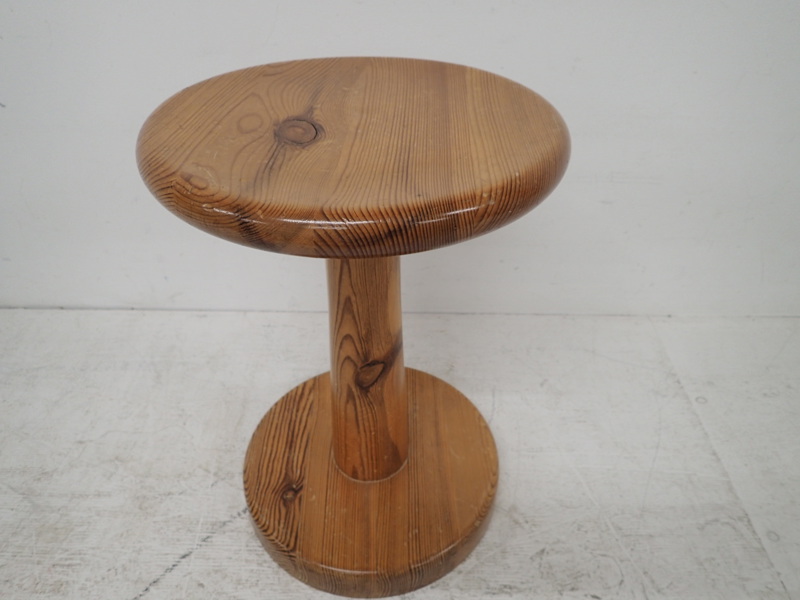 Pall i trä    osign.   H:45cm  D:32cm